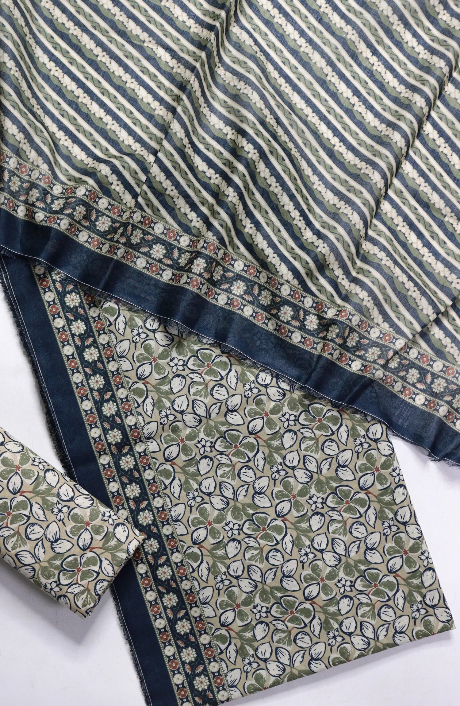 Printed Lawn Unstitched 3 Piece Suit