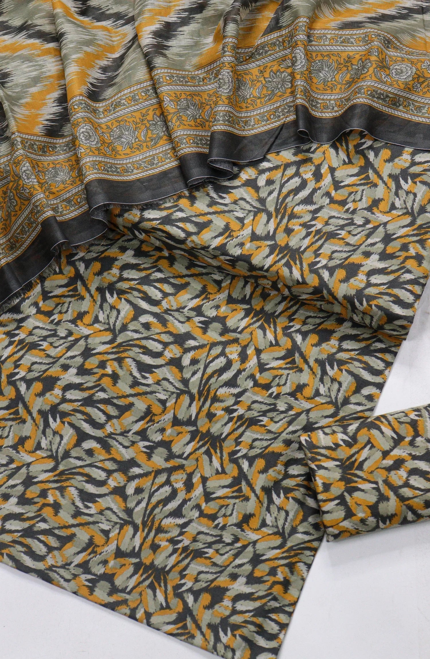 Printed Lawn Unstitched 3 Piece Suit